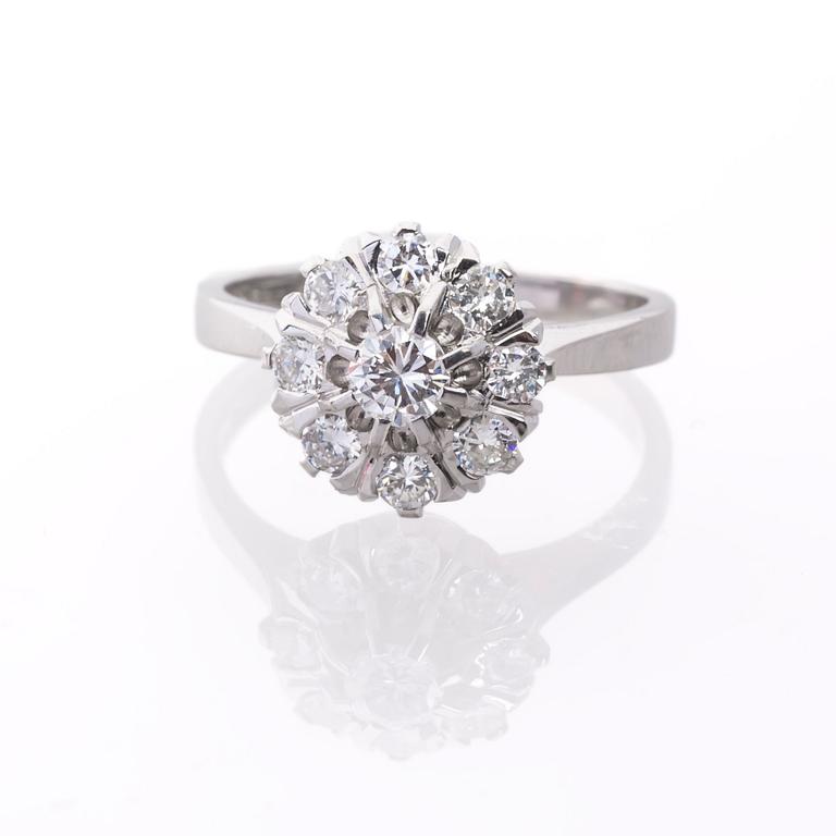 RING, 18K vitguld med briljantslipade diamanter, enligt gravyr 0.81 ct. Ragner Lennart, Göteborg, 1974.