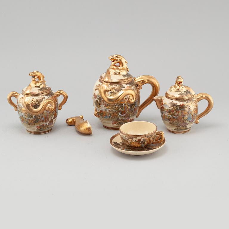 An earthenware teaset in box from the turn of the century 1900.