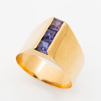 Ring 18K gold with purple stones.