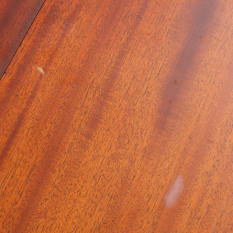 Dining table, England, second half of the 20th century.