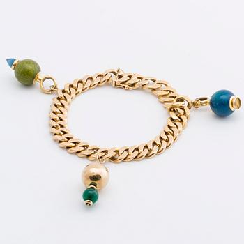 BRACELET, 18k gold w 3 charms, glass, chalcedony, enamel, J Martin Johansson Göteborg 1991.