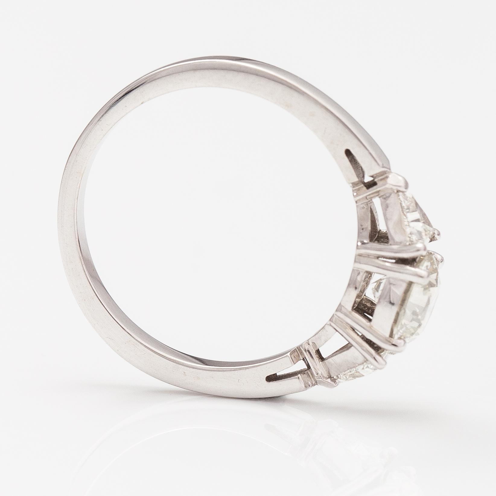 A 14K white gold ring with diamonds ca. 1.31 ct in total. AIG certificate.