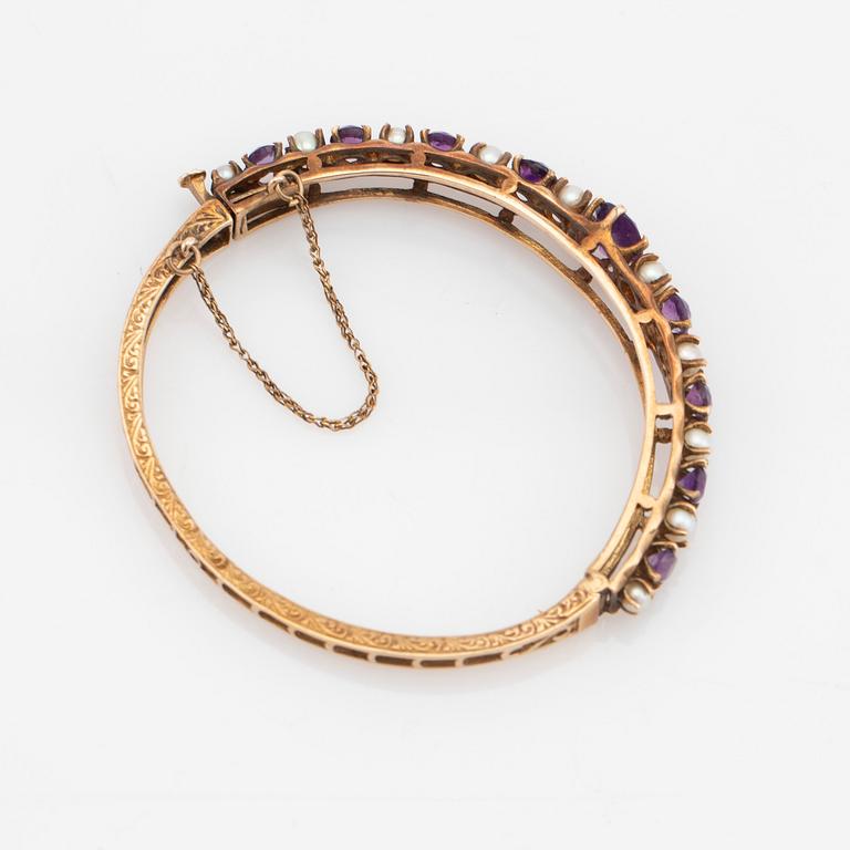 Armring, guld med ametister och pärlor.