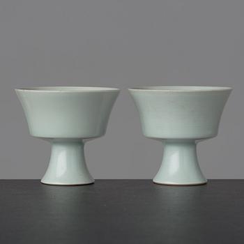 STEMCUPS ett par, porslin. Kina, 1900-tal med Yongzhengs märke.