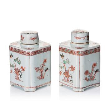 1052. A pair of iron red and green decorated tea caddies with covers, Qing dynasty, Kangxi (1662-1722).