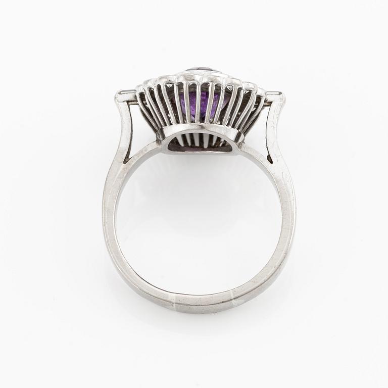 Ring, cocktail ring, 18K white gold with diamonds and amethyst.