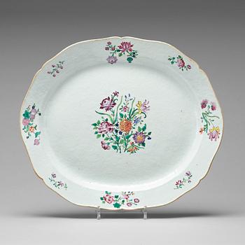 726. A famille rose serving dish, Qing dynasty, Qianlong (1736-95).