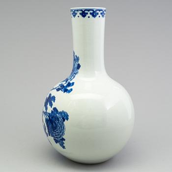 A Chinese porcelain blue and white vase, 20th century.