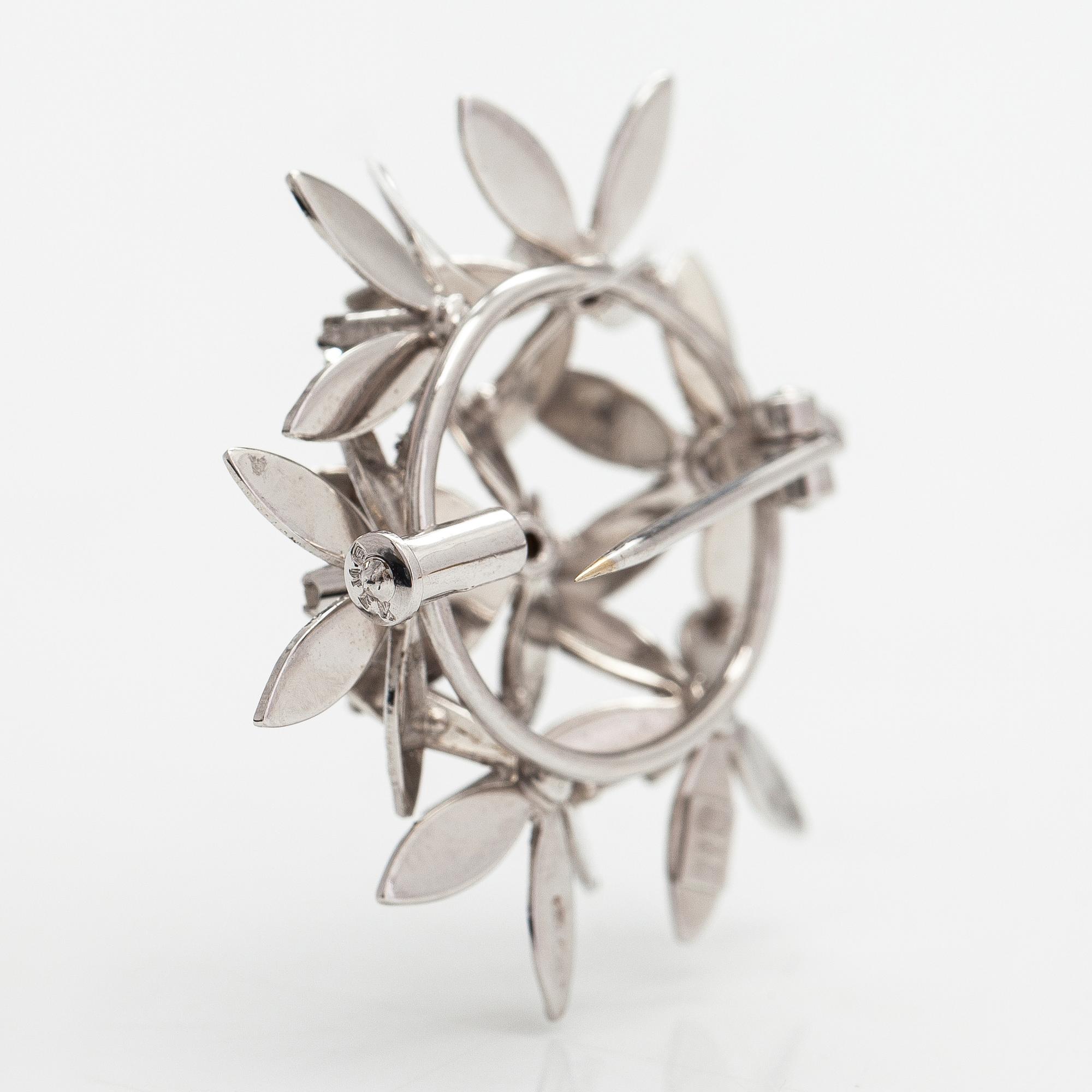 An 18K white gold brooch with diamonds ca. 0.10 ct in total. Unoarre, Italy.