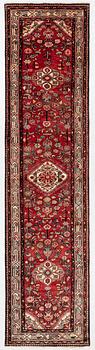A Hamadan runner, approx. 415 x 103 cm.