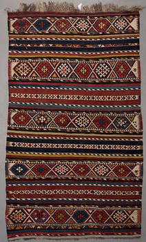MATTA, kaukasisk kelim, sannolikt Shirvan, antik. Ca 256 x 152 cm.