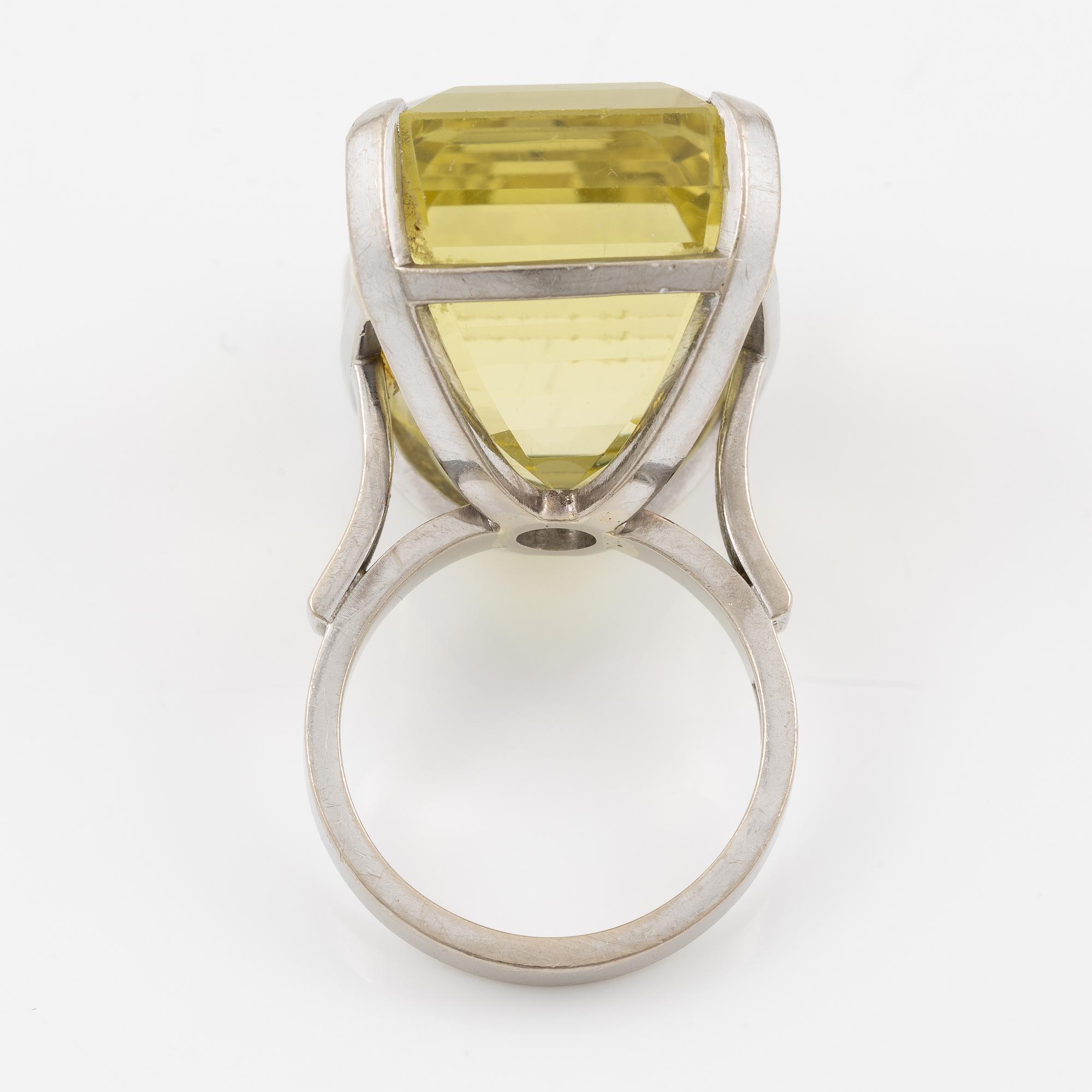 Ring 18K white gold with lime-coloured step-cut quartz.
