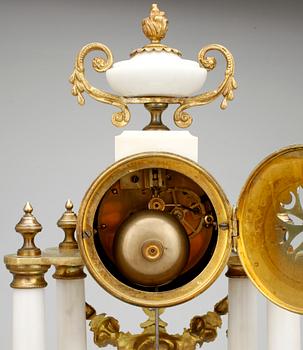 BORDSPENDYL, Louis XVI-stil, 1900-talets första hälft.