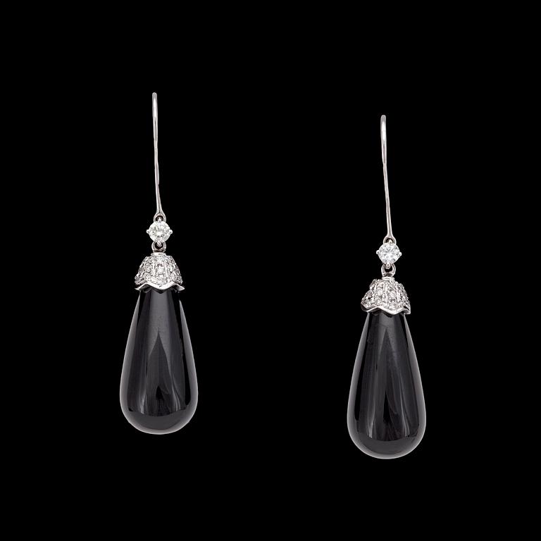 A pair of onyx and brilliant cut diamond earrings, tot. app. 0.45 cts.