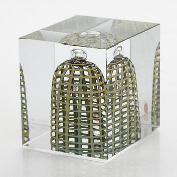 Oiva Toikka, An annual cube, signed Oiva Toikka Nuutajärvi 2002 and numbered 71/2000.