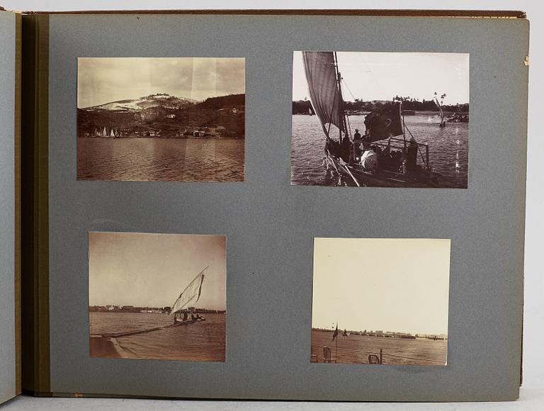 FOTOALBUM,   MEDELHAVSKRYSSNING 1905-06 MED KORVETTEN FREJA.