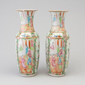 Two Chinese porcelin vases, circa 1900.