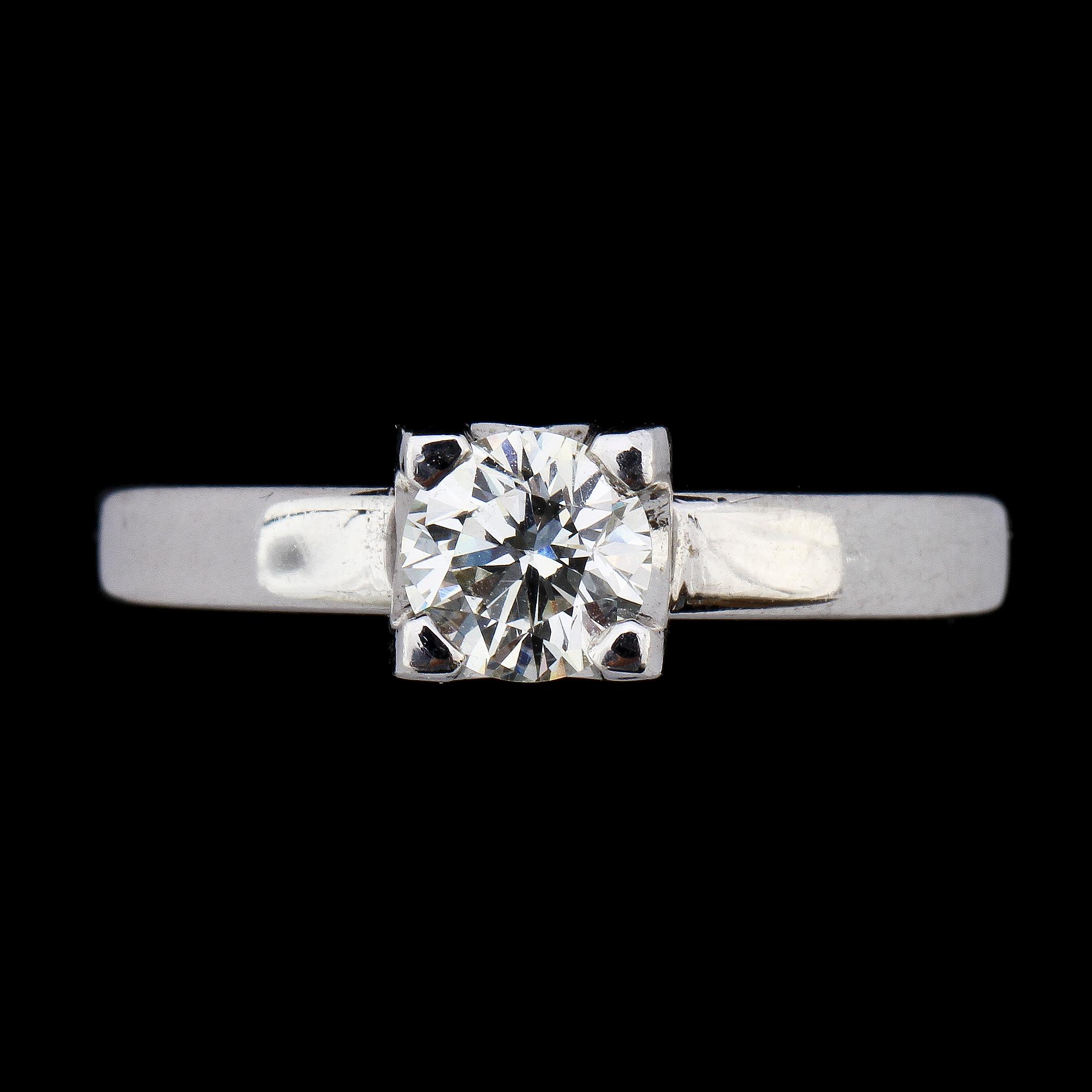 RING, 18k vitguld med briljantslipad diamant. 0.64 ct. Vikt 6 g.