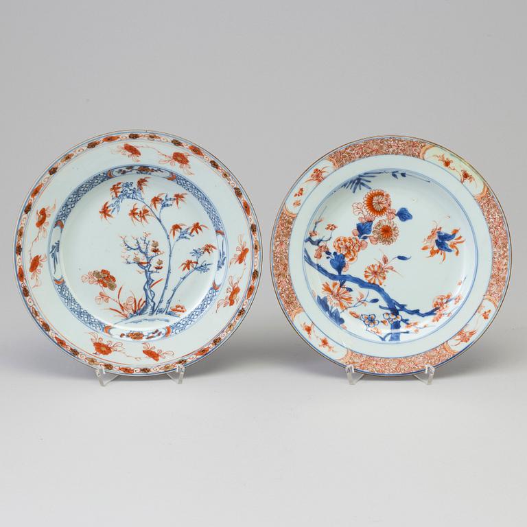 Two imari dishes, Qing dynasty, Kangxi (1662-1722).