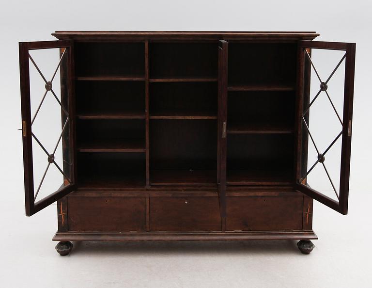 BOKSKÅP, 1900-talets första hälft.