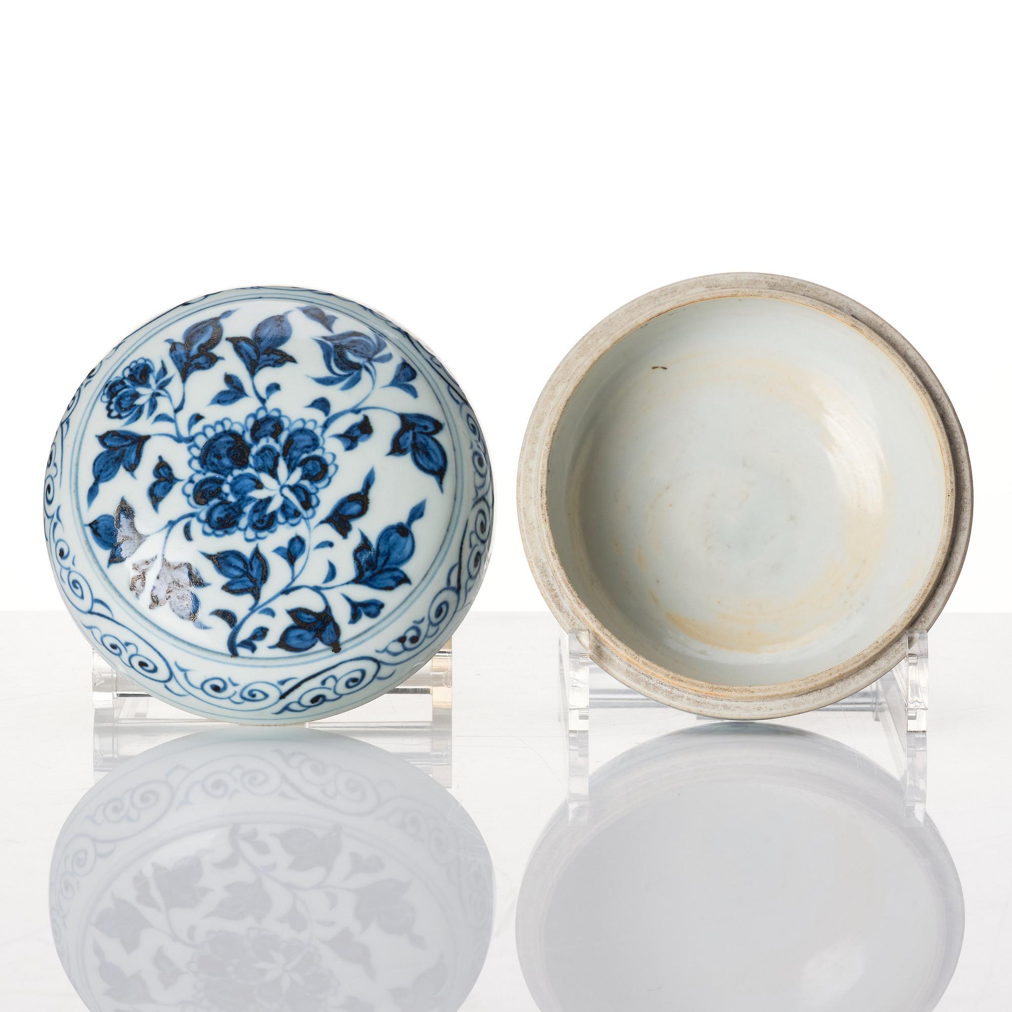 A blue and white ming style box with cover, Qing dynasty, Yongzheng (1723-35).