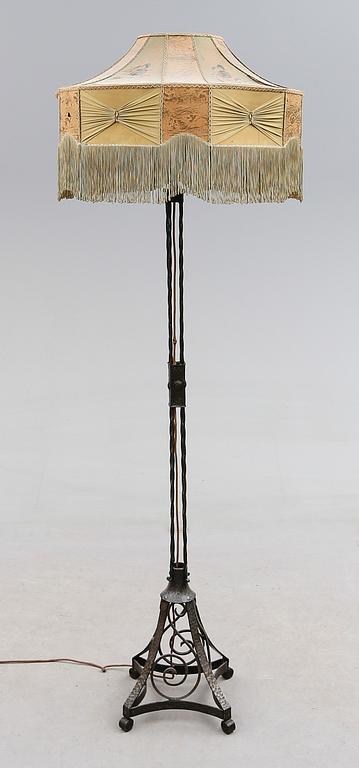 GOLVLAMPA, smide, 1900-talets första hälft.