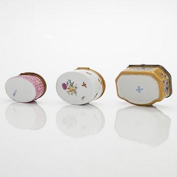 Dosor, 3 st, porslin, främst Tyskland, 1800-talets slut.