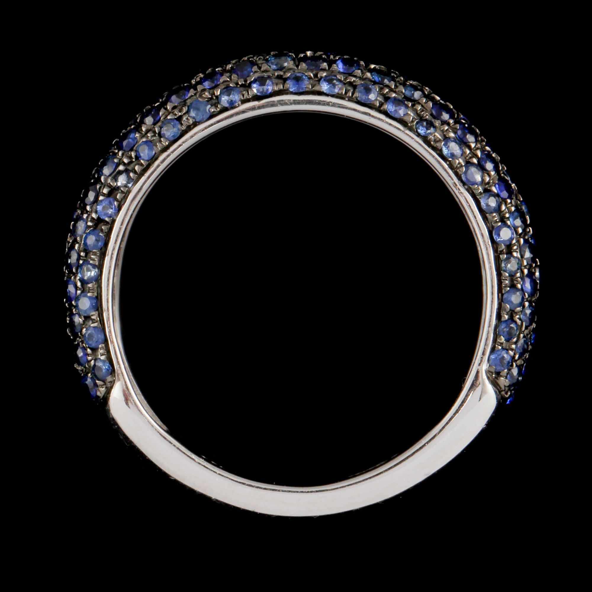 RING, 18k vitguld med fasettslipade blå safirer, 1.15 ct. Vikt 3,6 g.