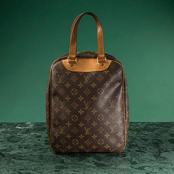 A bag "Excursion" by Louis Vuitton.