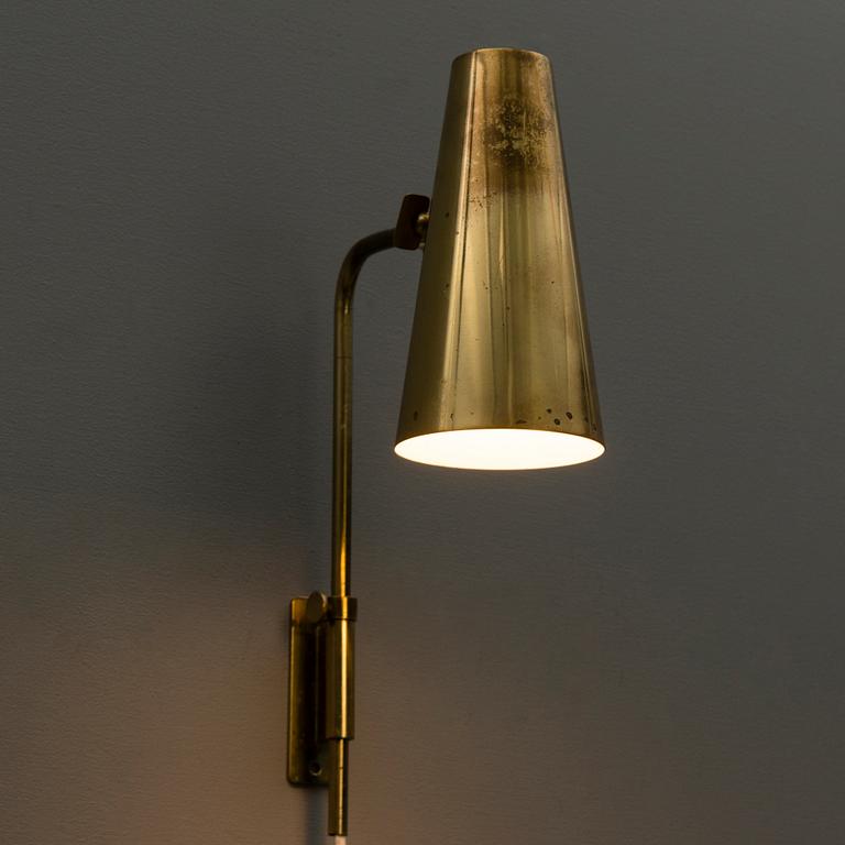 Paavo Tynell, A mid-20th century '9459/S' wall light for Taito, Finland.