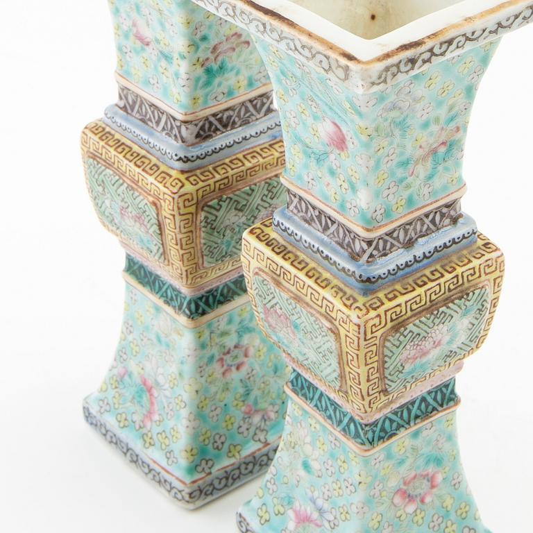 Miniature vases, a pair from China, Qing dynasty, late 19th/early 20th century, porcelain.