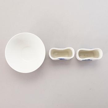 ROYAL COPENHAGEN, A 40-piece set of 'Blå Blomst" tablewear, second half of the 20th century.