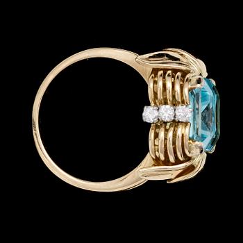 RING, smaragdslipad blå topas med briljantslipade diamanter, tot. ca 0.30 ct.