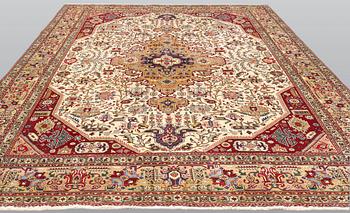 A carpet, Tabriz, ca 392 x 291 cm.