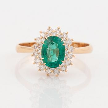 En smaragdring med diamanter.