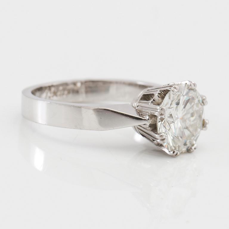 A solitaire 18K white gold ring set with a round brilliant-cut diamond, Lennart Alvebris Uppsala 1989.