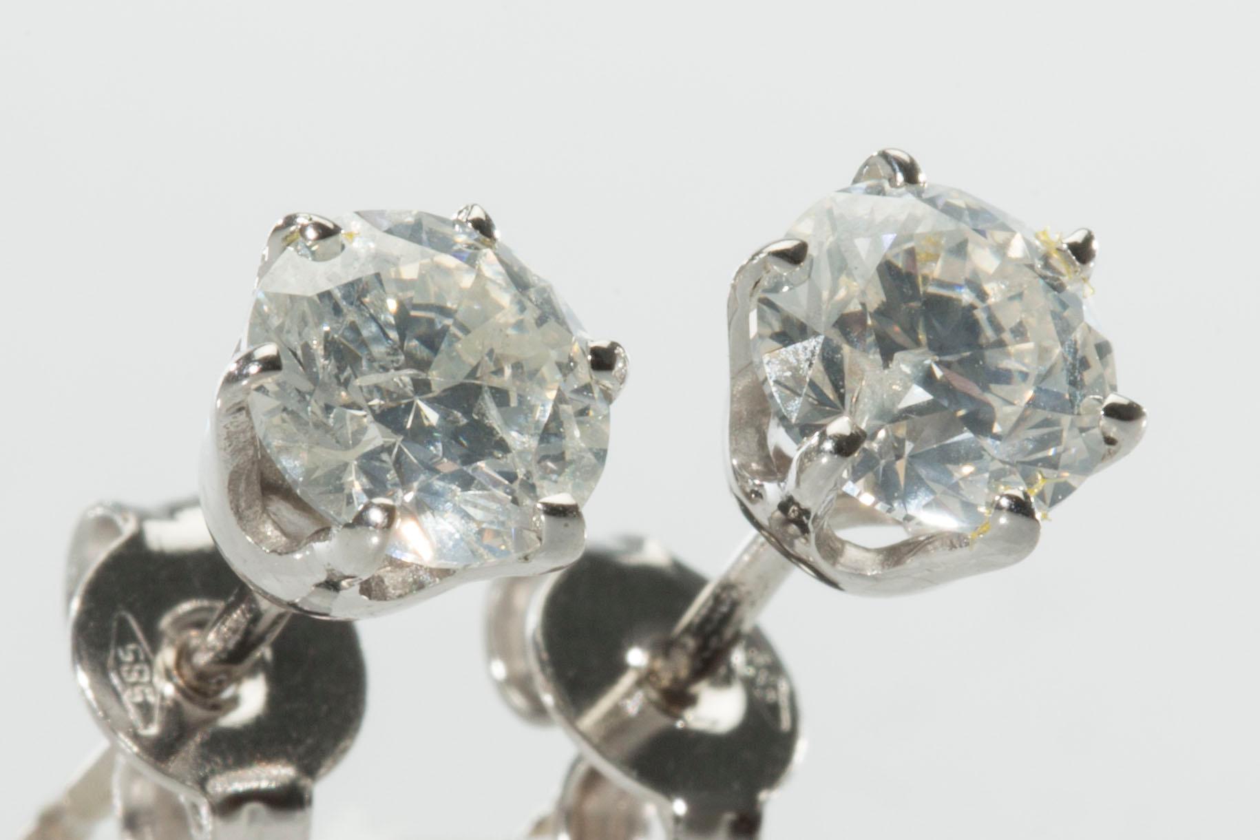 ÖRHÄNGEN, 14 k vitguld med briljantslipade diamanter, totalt ca 1.30 ct. Vikt ca 1,2 g.