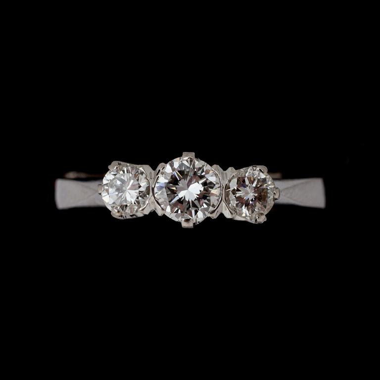 RING, 18 k vitguld med briljantslipade diamanter, totalt ca 0,60 ct. G. Dahlgren, Malmö, 1960. Vikt ca 2,5 g.