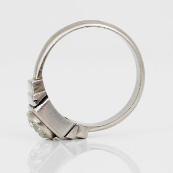 RING, platina med gammalslipad diamant, ca 1,00 ct, C G Hallberg, Malmö, 1934. Total vikt ca 8,11 g.