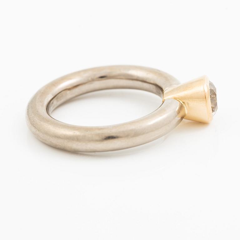 Ring in 18K gold and white gold with a cushion-shaped old-cut diamond.