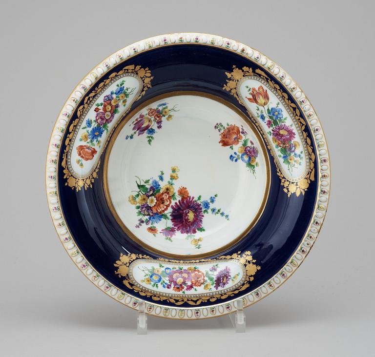 A large Meissen dish, ca 1900.