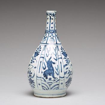 A blue and white kraak bottle vase, Ming dynasty, Wanli (1572-1620).