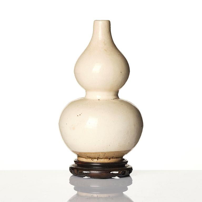 A calebass shaped vase, Ming dynasty (1368-1644).