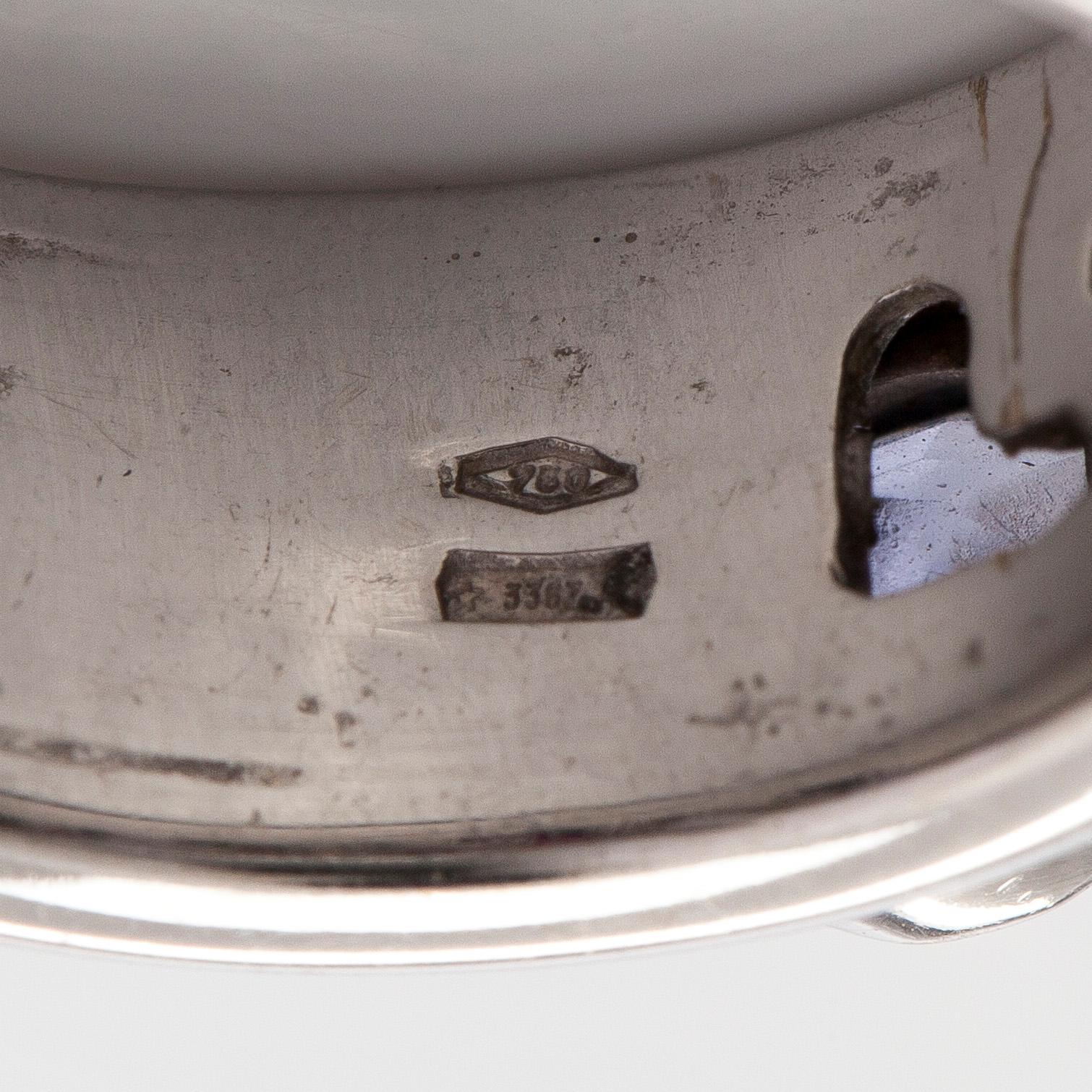 An 18K white gold ring with garnets and cordierites.