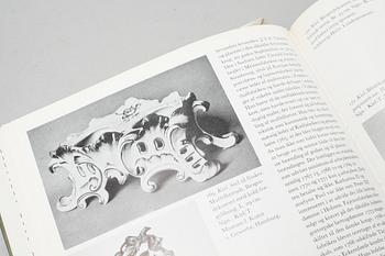 17 books and catalouges, mostly about oriental crafts, 20th century.