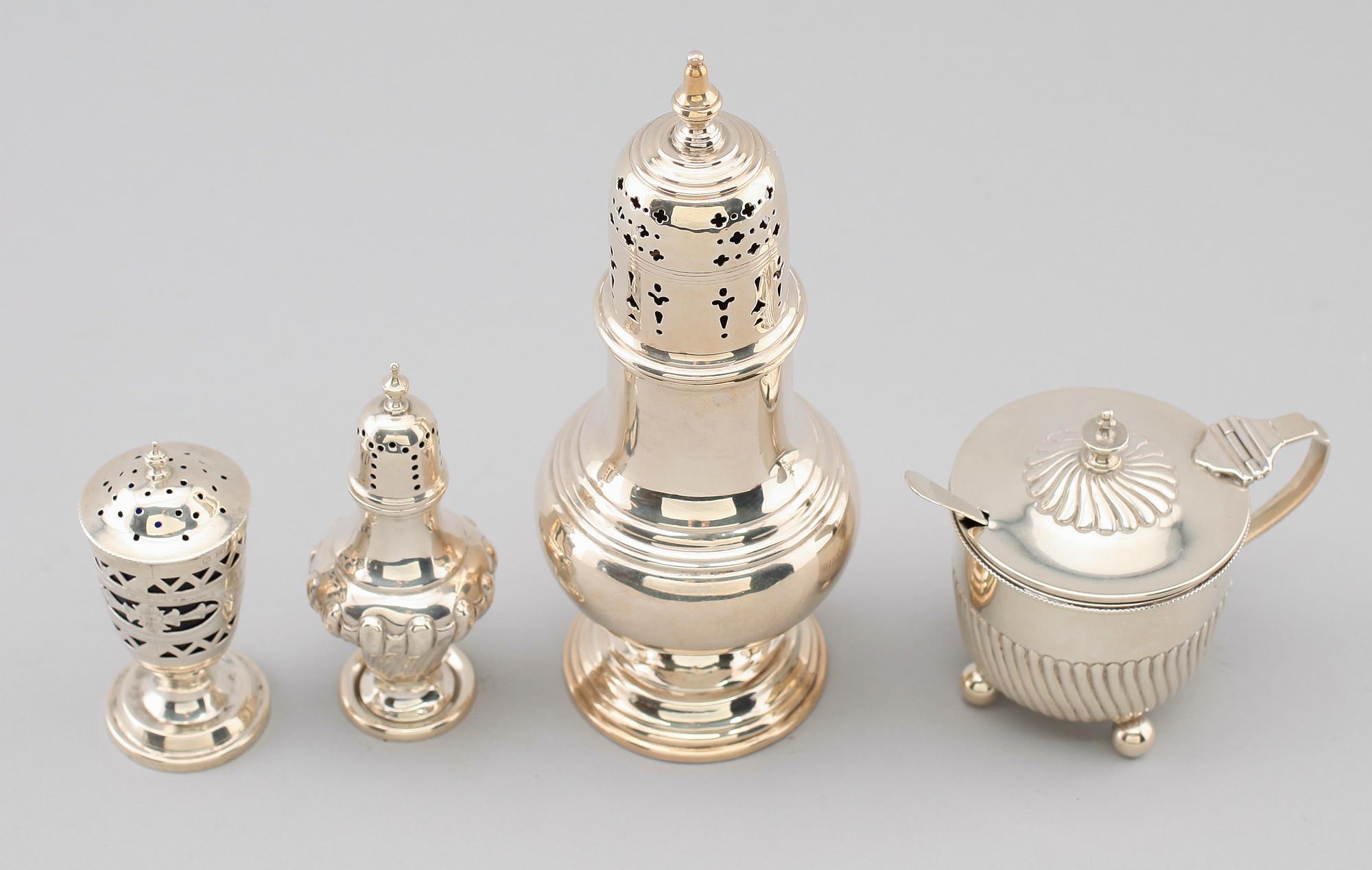 SOCKERSTRÖARE, SALT- OCH PEPPARSTRÖARE SAMT SENAPSKAR, silver, England, 1900-tal. Total vikt ca 263 gram.