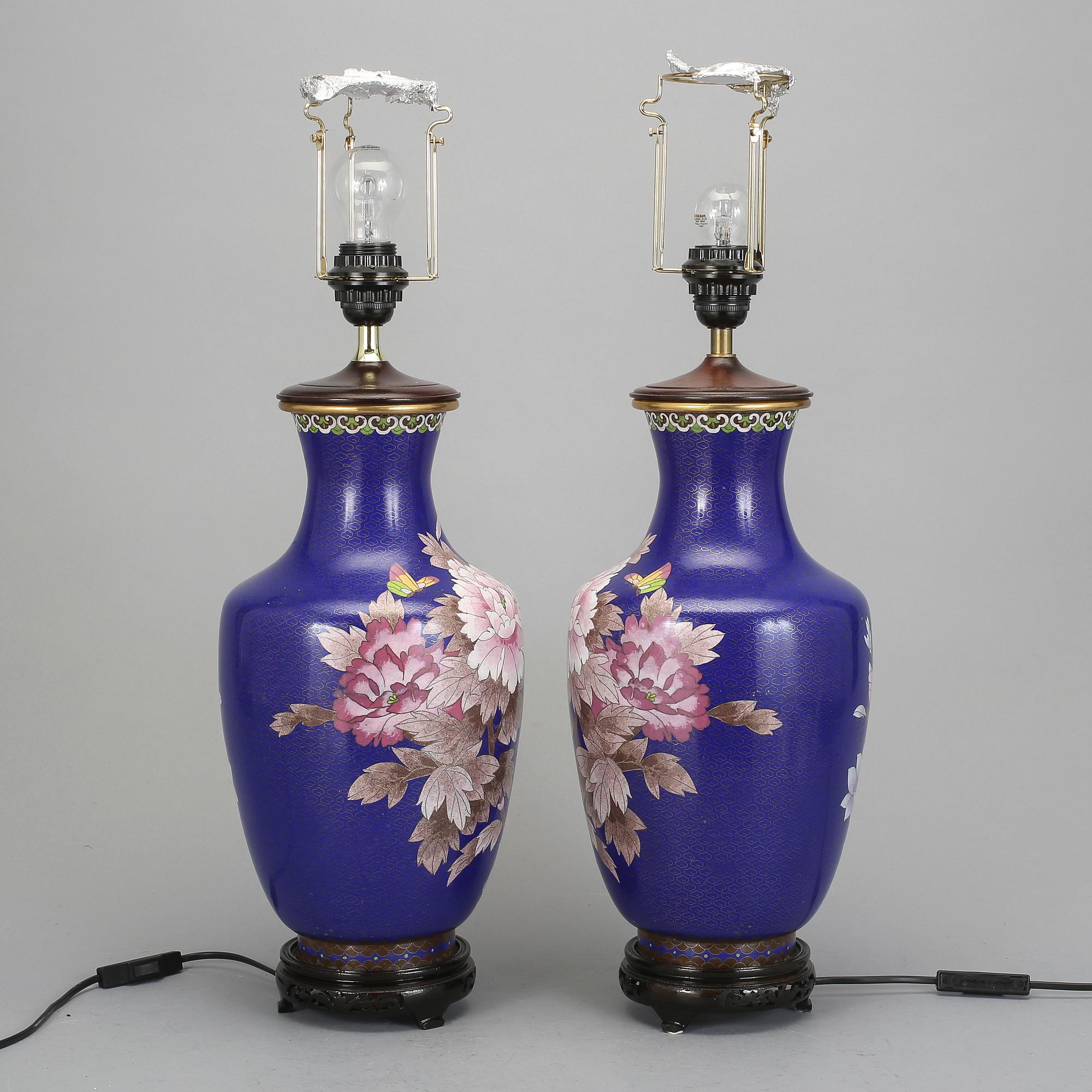 BORDSLAMPOR, ett par, brons med cloisonné, Kina, 1900-tal.