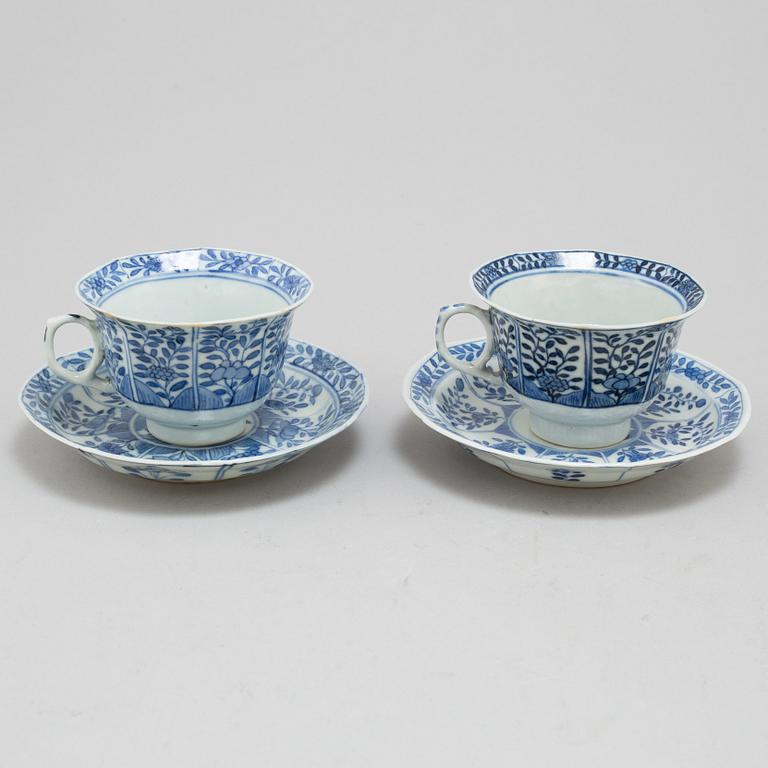 Four blue and white cups with dishes, Qing dynasty, circa 1900.