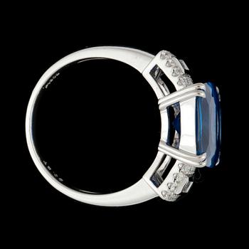 RING, obehandlad safir 7.35 ct. och diamanter 0.42 ct.
