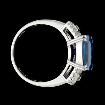 A sapphire, 7.35 cts. and diamonds, tot. 0.42 ct, ring.